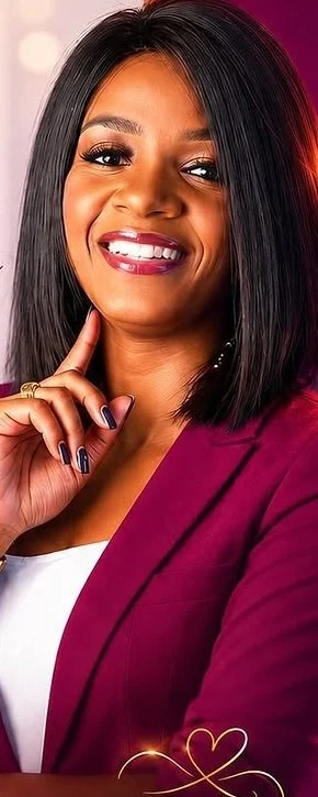 Eunice Nhavene a sorrir, de blazer bordô