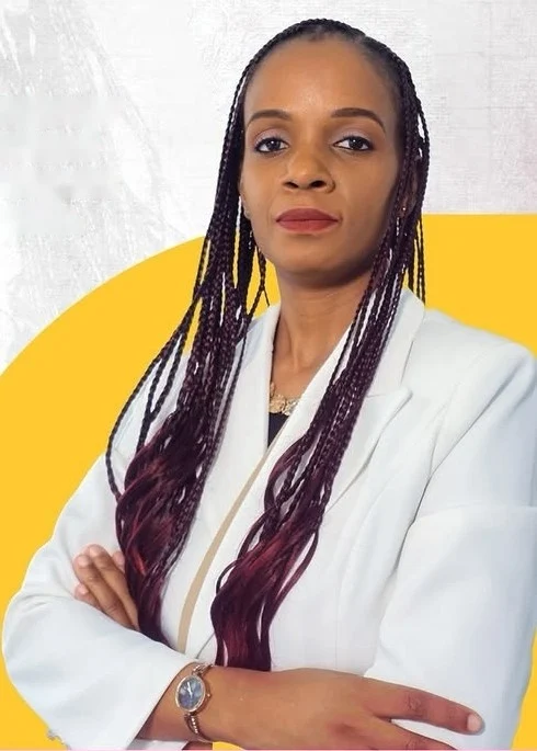 Eunice Nhavene de blazer branco sobre fundo amarelo